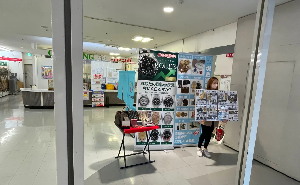 大阪で宝石や貴金属の出張買取・遺品整理なら「ハナハナ鑑定」|催事買取様子02