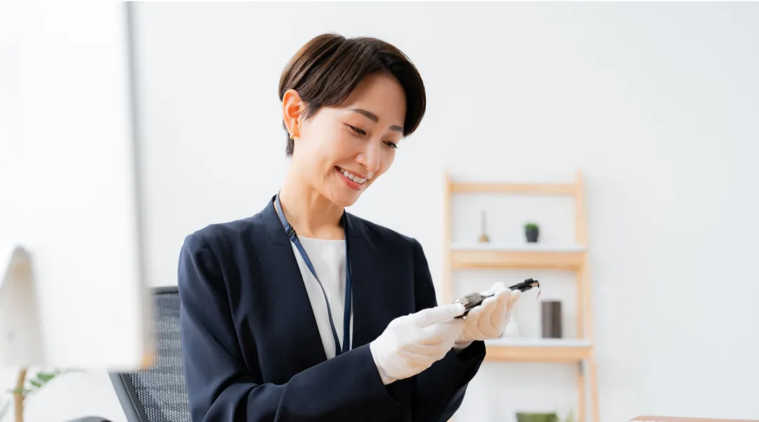 大阪で宝石や貴金属の出張買取・遺品整理なら「ハナハナ鑑定」|女性査定士